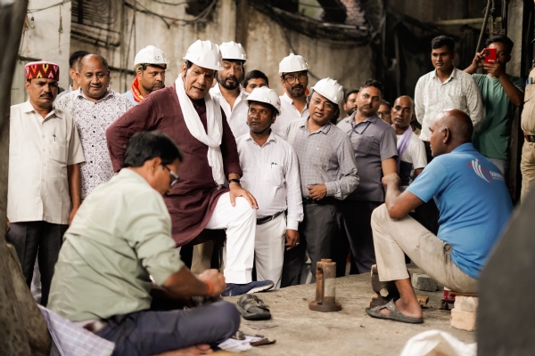 चीनी मिल का निरीक्षण करते हैं एक शर्मा चीनी मिल का निरीक्षण करते हैं एक शर्मा