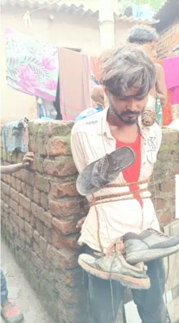 आरोपी गोगाई कर्मकार को बस्ती के लोगों चप्पल जूता पहनकर बांधा गया आरोपी गोगाई कर्मकार को बस्ती के लोगों चप्पल जूता पहनकर बांधा गया