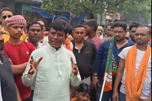 लोगों के समर्थन में सड़क पर उतरे बाघमारा विधायक शत्रुघ्न महतो लोगों के समर्थन में सड़क पर उतरे बाघमारा विधायक शत्रुघ्न महतो