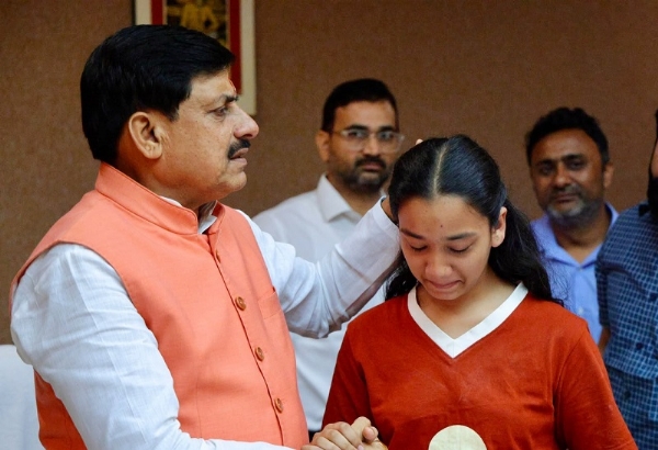 मुख्यमंत्री से मिले डाक सहायक स्व. उर्मिला सैनी के परिजन मुख्यमंत्री से मिले डाक सहायक स्व. उर्मिला सैनी के परिजन