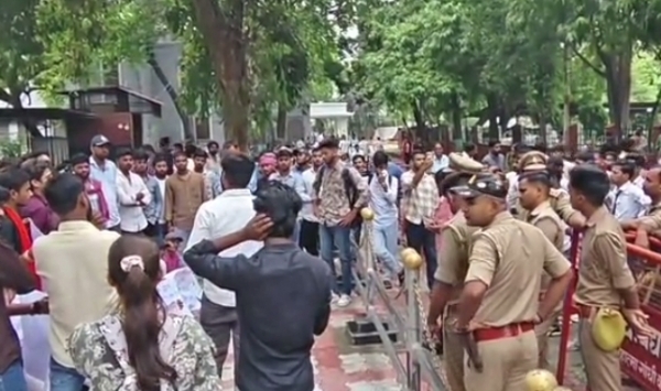 छात्र संगठन और पुलिसकर्मी आमने सामने छात्र संगठन और पुलिसकर्मी आमने सामने
