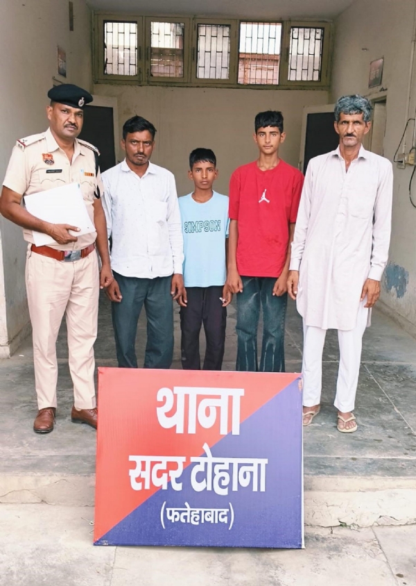 फतेहाबाद। दोनों छात्रों को परिजनों को सौंपते पुलिस कर्मचारी। फतेहाबाद। दोनों छात्रों को परिजनों को सौंपते पुलिस कर्मचारी।