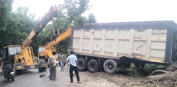 खड्डे में गिरा डंपर खड्डे में गिरा डंपर