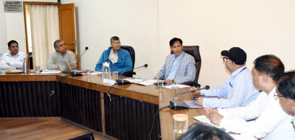 अधिकारियों की बैठक लेते मंडलायुक्त दीपक रावत। अधिकारियों की बैठक लेते मंडलायुक्त दीपक रावत।
