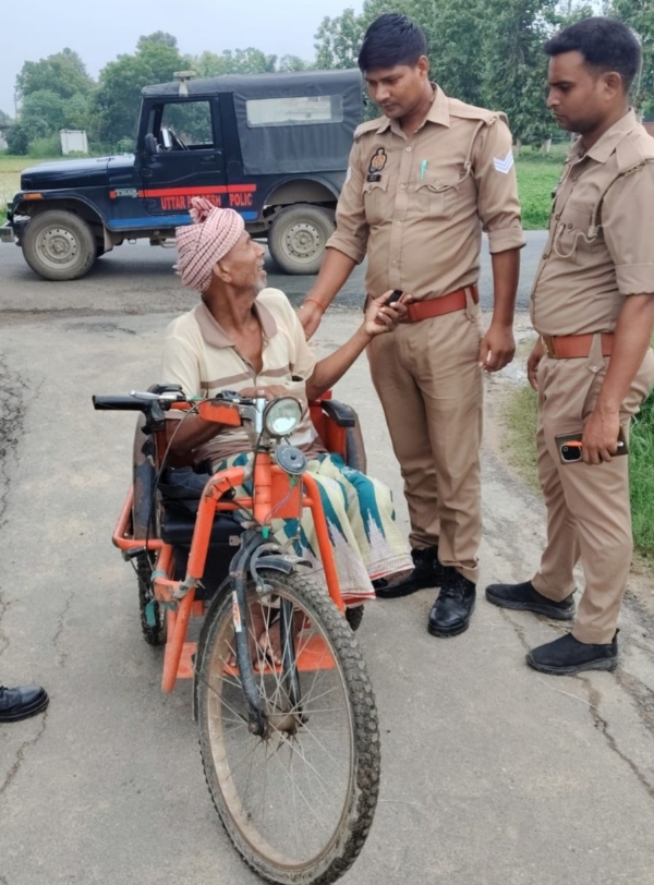 फोटोवरिष्ठ जनों से पुलिस वार्ता करते हैं फोटोवरिष्ठ जनों से पुलिस वार्ता करते हैं