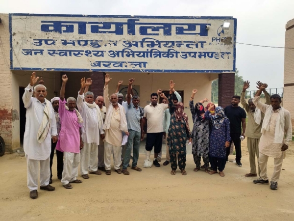 गांव पाबड़ा के गुस्साए ग्रामीण जनस्वास्थ्य एवं अभियांत्रिकी विभाग कार्यालय के समक्ष प्रदर्शन करते हुए। गांव पाबड़ा के गुस्साए ग्रामीण जनस्वास्थ्य एवं अभियांत्रिकी विभाग कार्यालय के समक्ष प्रदर्शन करते हुए।