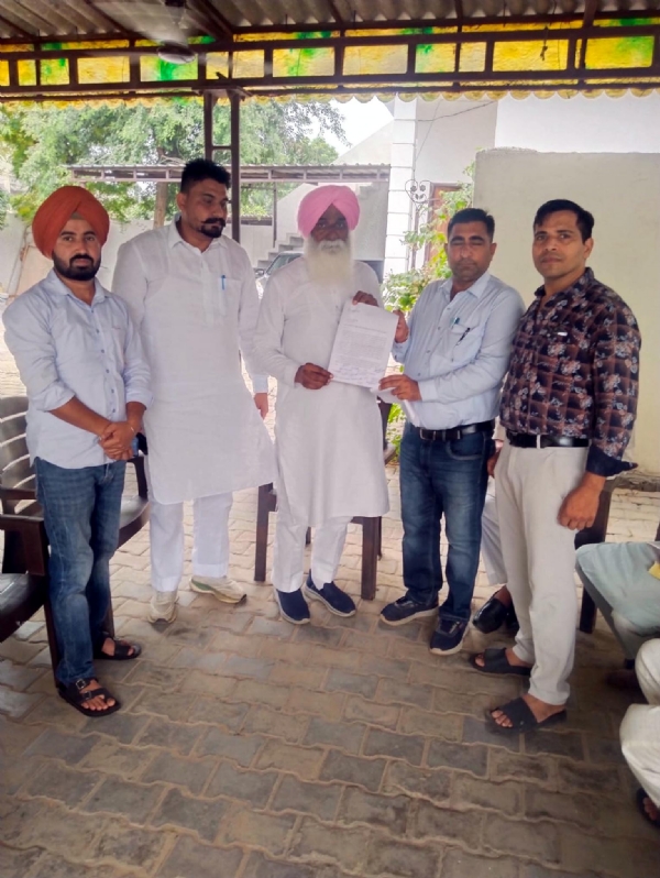 रतिया। विधायक को ज्ञापन सौंपते खिलाड़ी। रतिया। विधायक को ज्ञापन सौंपते खिलाड़ी।