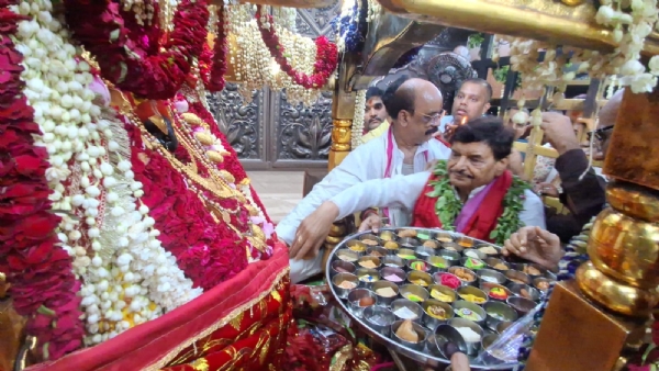मां विंध्यवासिनी का दर्शन करते सपा के राष्ट्रीय महासचिव शिवपाल सिंह यादव मां विंध्यवासिनी का दर्शन करते सपा के राष्ट्रीय महासचिव शिवपाल सिंह यादव