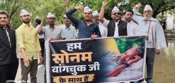 सोनम वांगचुक की गिरफ्तारी को लेकर प्रदर्शन करती आप सोनम वांगचुक की गिरफ्तारी को लेकर प्रदर्शन करती आप