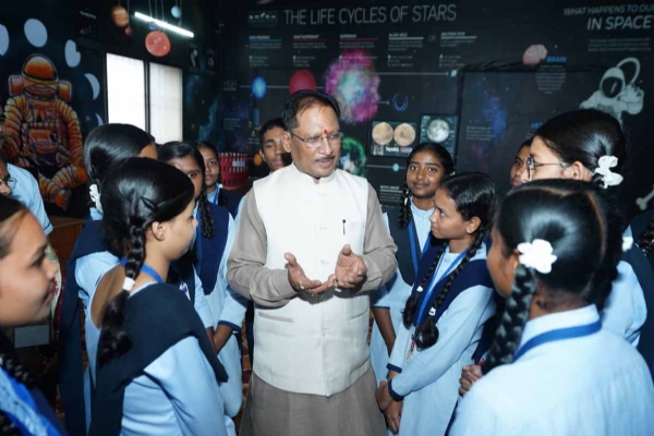 मुख्यमंत्री विष्णुदेव साय बच्चाें से चर्चा करते हुए मुख्यमंत्री विष्णुदेव साय बच्चाें से चर्चा करते हुए