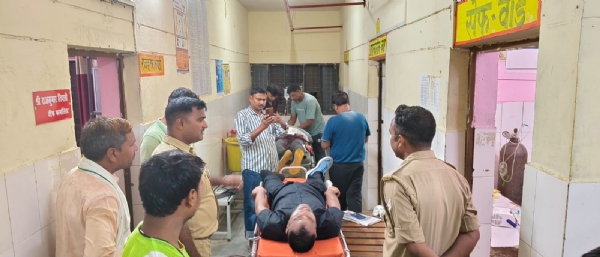 दोनों घायलों को पुलिस लेकर पहुंची अस्पताल की फोटो दोनों घायलों को पुलिस लेकर पहुंची अस्पताल की फोटो