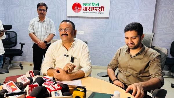 पत्रकार वार्ता में महापौर व नगर आयुक्त हिमांशु नागपाल पत्रकार वार्ता में महापौर व नगर आयुक्त हिमांशु नागपाल