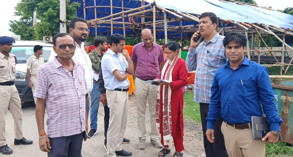 निरीक्षण करते एडीएम और अन्य निरीक्षण करते एडीएम और अन्य