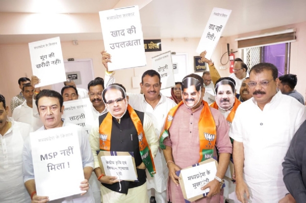 विधानसभा में कांग्रेस विधायक दल का प्रदर्शन विधानसभा में कांग्रेस विधायक दल का प्रदर्शन