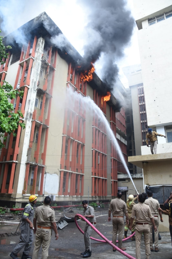 लखनऊ के जवाहर भवन में लगी आग बुझाते दमकल कर्मी लखनऊ के जवाहर भवन में लगी आग बुझाते दमकल कर्मी