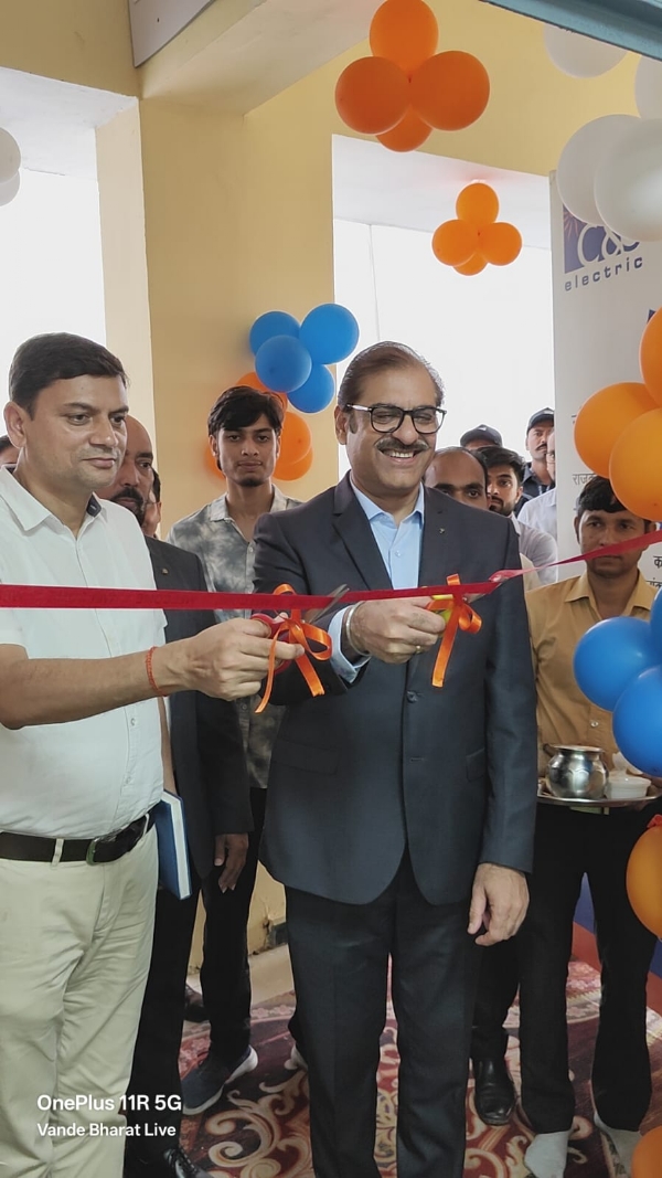 डिजिटल कंप्यूटर लैब का उद्घाटन करते हुए डिजिटल कंप्यूटर लैब का उद्घाटन करते हुए