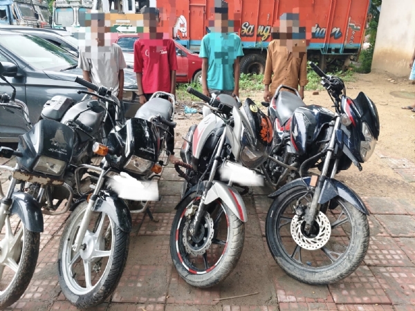 गिरफ्तार आरोपियों के साथ पुलिस गिरफ्तार आरोपियों के साथ पुलिस