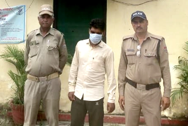 पुलिस गिरफ्त में आरोपित पुलिस गिरफ्त में आरोपित