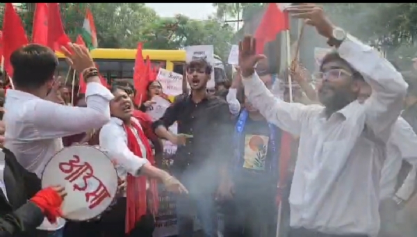 पेपर लीक मामले में शिक्षा मंत्री धर्मेंद्र प्रधान का पुतला दहन कर डफली बजा आजादी का नारा लगाते छात्र पेपर लीक मामले में शिक्षा मंत्री धर्मेंद्र प्रधान का पुतला दहन कर डफली बजा आजादी का नारा लगाते छात्र