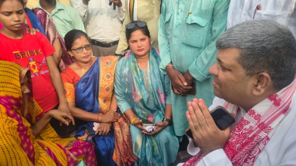 पीडित परिवार से मिलते कैबिनेट मंत्री आशीष पटेल पीडित परिवार से मिलते कैबिनेट मंत्री आशीष पटेल