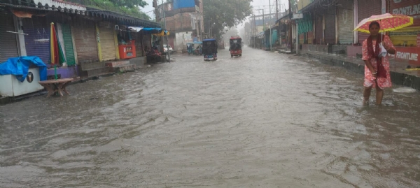 मूसलाधार बारिश से सदर अस्पताल के मुख्य गेट पर जलजमाव, मरीजों की बढ़ी परेशानी मूसलाधार बारिश से सदर अस्पताल के मुख्य गेट पर जलजमाव, मरीजों की बढ़ी परेशानी