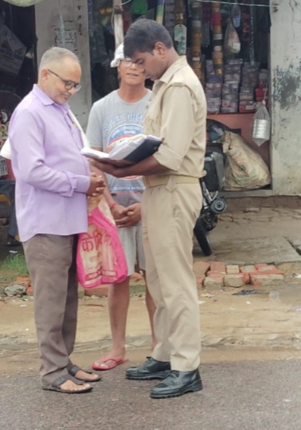 फोटो : वृद्ध से पुलिस वार्ता करते हुए फोटो : वृद्ध से पुलिस वार्ता करते हुए