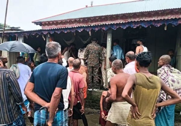 अररिया फोटो:मृतक के घर जमा भीड़ अररिया फोटो:मृतक के घर जमा भीड़