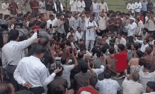देर रात तक किसानों का धरना जारी देर रात तक किसानों का धरना जारी