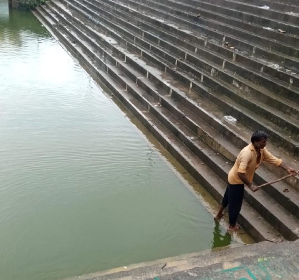 फोटो :सफाई करतेकर्मचारी फोटो :सफाई करतेकर्मचारी