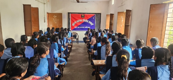सारण पुलिस ने छात्राओं को मानव तस्करी और साइबर सुरक्षा के प्रति किया जागरूक सारण पुलिस ने छात्राओं को मानव तस्करी और साइबर सुरक्षा के प्रति किया जागरूक