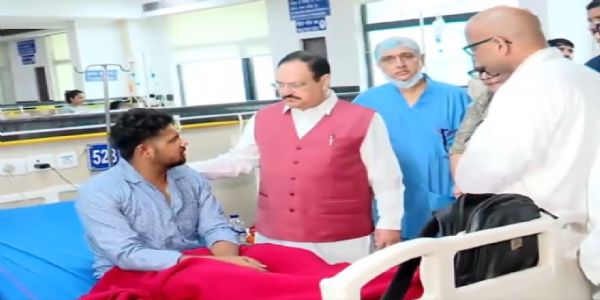 घायल युवा से मिलते केन्द्रीय मंत्री नड्डा घायल युवा से मिलते केन्द्रीय मंत्री नड्डा