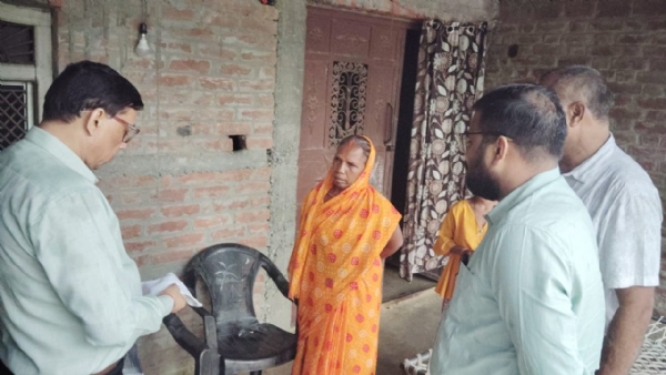 निरीक्षण करते  अधिकारी