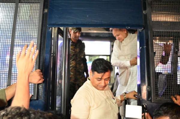 शिक्षा मंत्री के इस्तीफे की मांग पर जयपुर में कांग्रेस का विरोध प्रदर्शन शिक्षा मंत्री के इस्तीफे की मांग पर जयपुर में कांग्रेस का विरोध प्रदर्शन