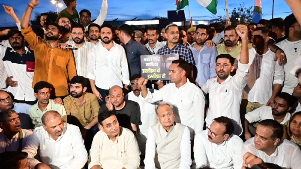 शिक्षा मंत्री के इस्तीफे की मांग पर जयपुर में कांग्रेस का विरोध प्रदर्शन शिक्षा मंत्री के इस्तीफे की मांग पर जयपुर में कांग्रेस का विरोध प्रदर्शन