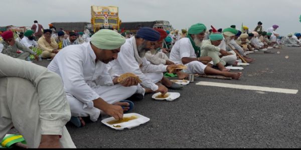 हरियाणा के कैथल में धरने के दाैरान सड़क पर लंगर छतके किसान हरियाणा के कैथल में धरने के दाैरान सड़क पर लंगर छतके किसान
