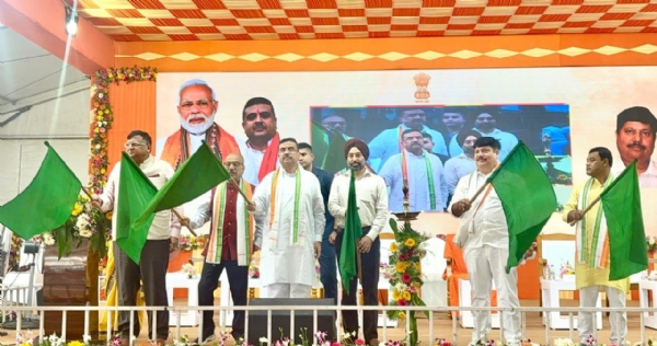 इलेक्ट्रिक बसों को हरी झंडी दिखाते मुख्यमंत्री शुभेंदु अधिकारी इलेक्ट्रिक बसों को हरी झंडी दिखाते मुख्यमंत्री शुभेंदु अधिकारी