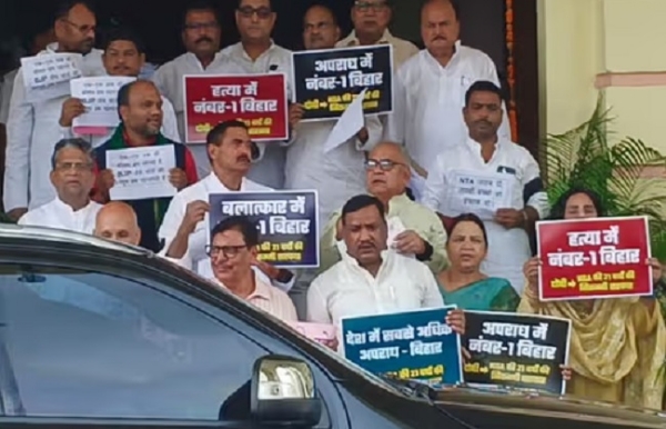 विपक्षी विधायक हाथों में तख्तियां लेकर विधानसभा पोर्टिको में प्रदर्शन करते हुए विपक्षी विधायक हाथों में तख्तियां लेकर विधानसभा पोर्टिको में प्रदर्शन करते हुए