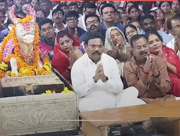 ओडिशा मंत्री गोकुला नंदा ने महाकाल के दर पर हाजिरी लगाई ओडिशा मंत्री गोकुला नंदा ने महाकाल के दर पर हाजिरी लगाई