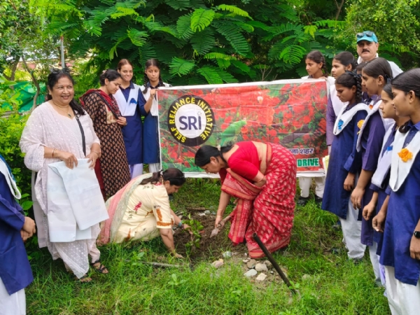 राजकीय बालिका इंटर कॉलेज गोरापड़ाव में आओ, धरती को फिर से हरा करें अभियान के तहत वृहत पौधारोपण संपन्न। राजकीय बालिका इंटर कॉलेज गोरापड़ाव में आओ, धरती को फिर से हरा करें अभियान के तहत वृहत पौधारोपण संपन्न।