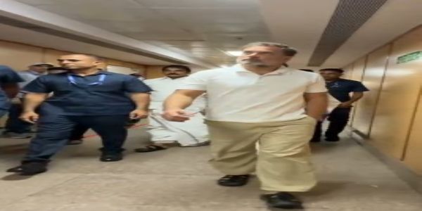दिल्ली के राम मनोहर लोहिया अस्पताल में घायल छात्रों से मिलने जाते लोकसभा में नेता प्रतिपक्ष राहुल गांधी। दिल्ली के राम मनोहर लोहिया अस्पताल में घायल छात्रों से मिलने जाते लोकसभा में नेता प्रतिपक्ष राहुल गांधी।