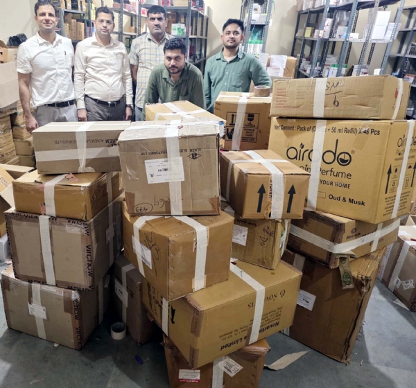गुरुग्राम में अवैध दवा को लेकर छापा मारते फूड एवं ड्रग्स एडमिनिस्ट्रेशन की टीम। गुरुग्राम में अवैध दवा को लेकर छापा मारते फूड एवं ड्रग्स एडमिनिस्ट्रेशन की टीम।