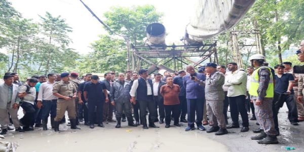 राज्यपाल ओमप्रकाश माथुर र मुख्यमन्त्री प्रेमसिंह तामाङले घटनास्थलको निरीक्षण गर्दै।