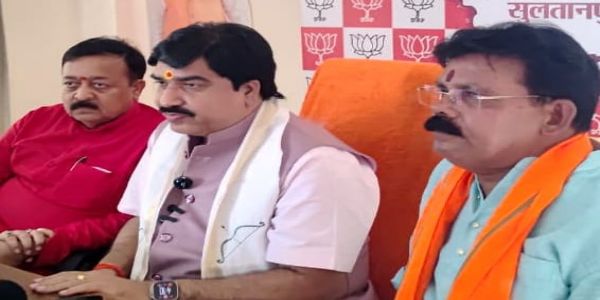 प्रेस वार्ता  को  सम्बोधित करते  भाजपा के राष्ट्रीय प्रवक्ता प्रेम शुक्ल
