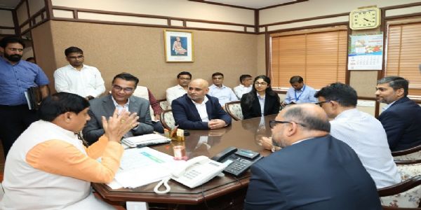 पारस डिफेंस एंड स्पेस टेक्नोलॉजीस कम्पनी के पदाधिकारी मप्र के मुख्यमंत्री को निवेश की जानकारी देते हुए पारस डिफेंस एंड स्पेस टेक्नोलॉजीस कम्पनी के पदाधिकारी मप्र के मुख्यमंत्री को निवेश की जानकारी देते हुए