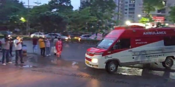 एम्बुलेंस में सोनम वांगचुक को लाया गया मेदांता मेडिसिटी अस्पताल। एम्बुलेंस में सोनम वांगचुक को लाया गया मेदांता मेडिसिटी अस्पताल।