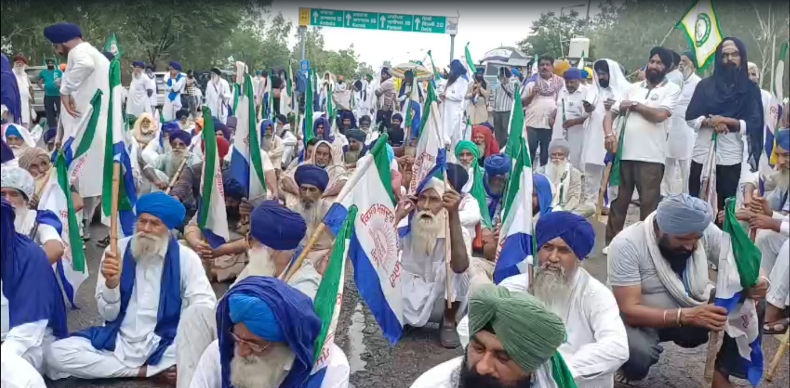 पंजाब की सीमा में धरना देते किसान पंजाब की सीमा में धरना देते किसान