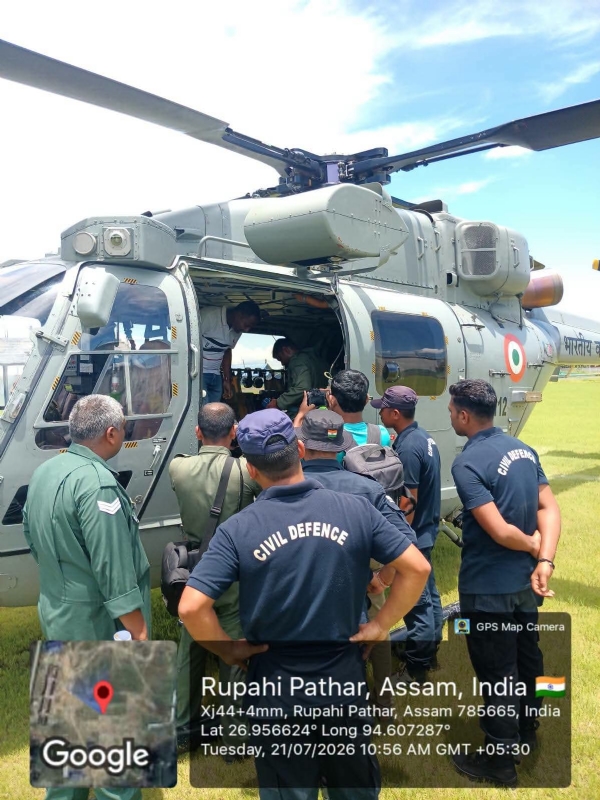 बाढ़ प्रभावितों तक हवाई मार्ग से राहत सामग्री पहुंचाने का अभियान चलाते हुए वायु सेना कर्मियों की तस्वीर।