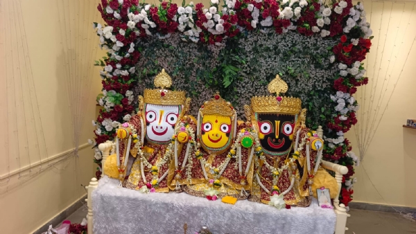 जनकपुरी धाम (गोशाला भवन) में विराजित भगवान जगन्नाथ, बड़े भाई बलभद्र और बहन सुभद्रा। जनकपुरी धाम (गोशाला भवन) में विराजित भगवान जगन्नाथ, बड़े भाई बलभद्र और बहन सुभद्रा।