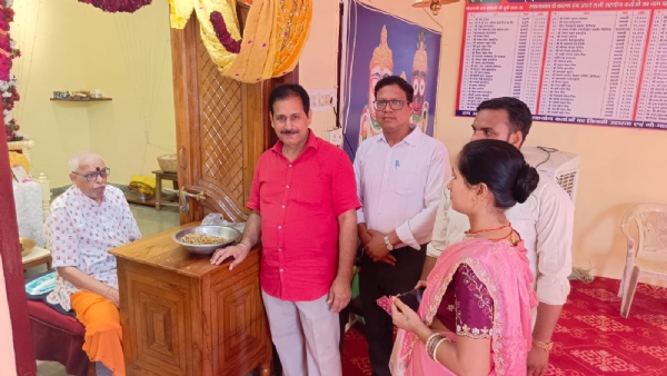 जनकपुरी धाम (गोशाला भवन) में दर्शन पूजन के लिए पहुंच रहे श्रध्दालु। जनकपुरी धाम (गोशाला भवन) में दर्शन पूजन के लिए पहुंच रहे श्रध्दालु।