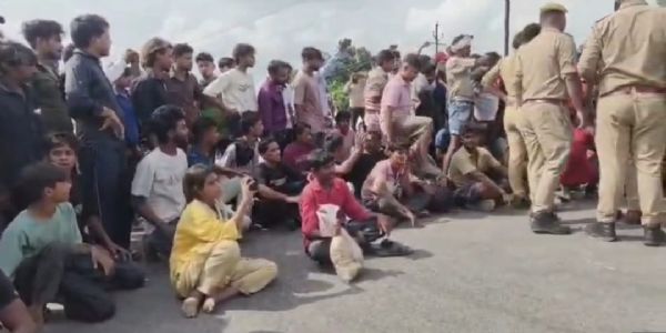 हत्यारोपितों की गिरफ्तारी की मांग पर परिवार ने शव रखकर किया हाईवे जाम, आश्वासन के बाद अंतिम संस्कार को राजी हुए परिजन